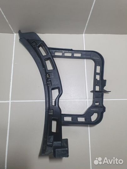 Направляющая заднего бампера правая VW Passat B7