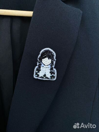 Брошь из бисера Уэнсдей