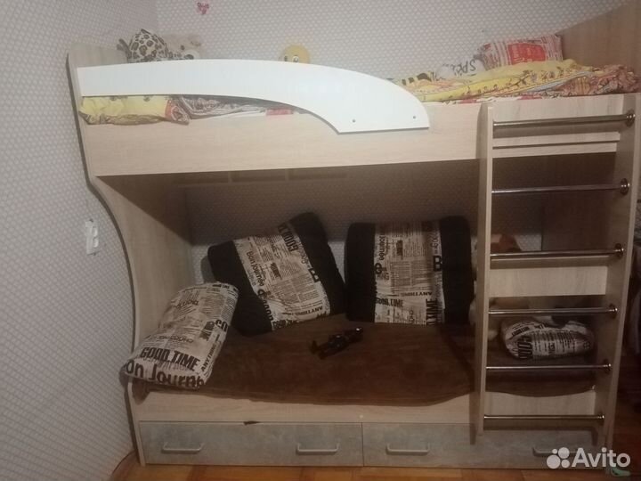 Кровать двухьярусная