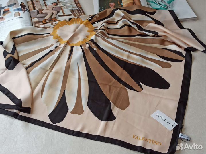 Платок Шелковый Valentino Гербера бежевый новый