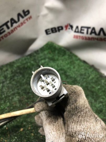 Замок боковой двери передний левый Toyota Carina