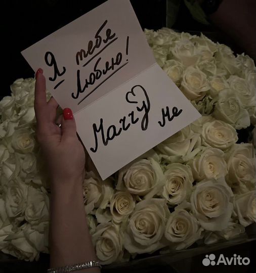 Розы с открыткой