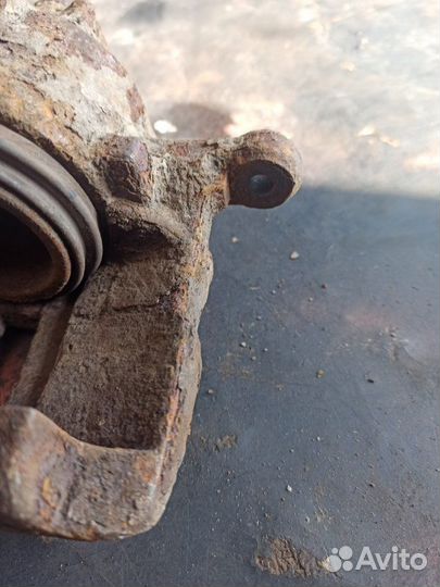 Суппорт передний левый Nissan Almera N16 QG18 2005