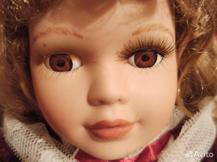 Кукла фарфоровая