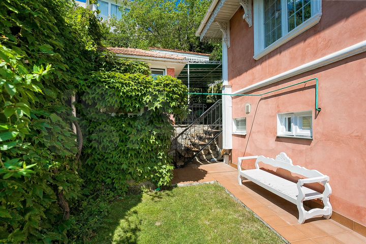 Дом 196,3 м² на участке 4,6 сот.