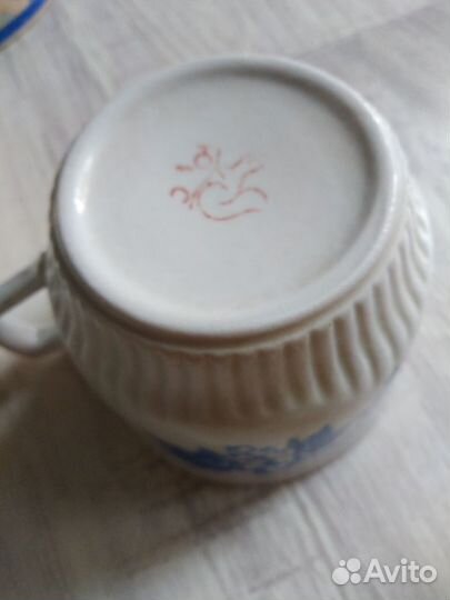 Три чайных чашки и сливочник