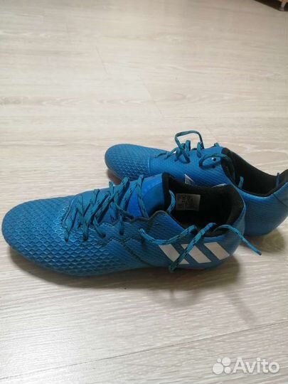 Футбольные бутсы Adidas и Nike