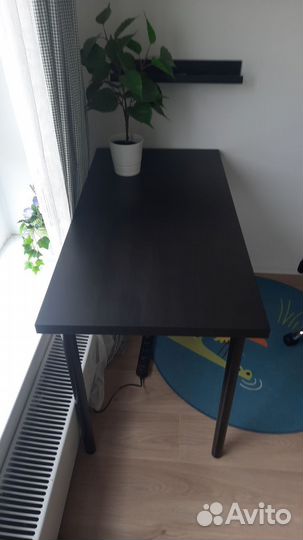 Стул офисный hoff и стол IKEA черного цвета