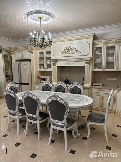 Кухонный стол и стулья