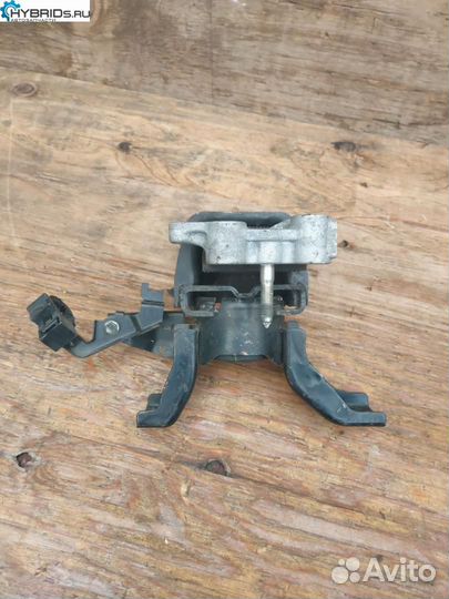 Подушка крепления двигателя Toyota Prius 3 рест