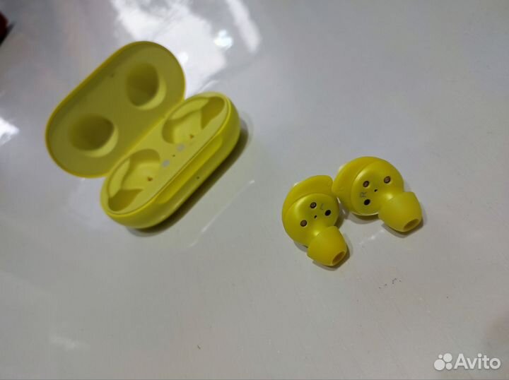 Беспроводные наушники Samsung Galaxy Buds желтые