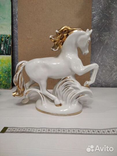 Конь антикварный