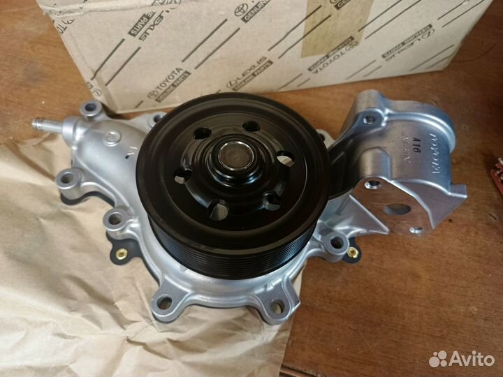 Водяная помпа на Toyota land cruiser 200