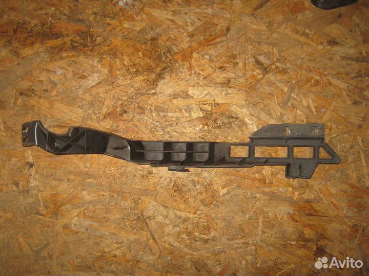 Кронштейн переднего бампера правый Opel Astra J GT