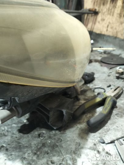 Фара,toyota wich 20 кузов