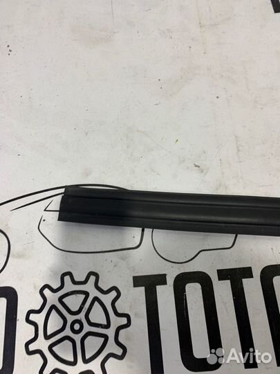 Уплотнитель кузова правый Toyota Rav4 A40 3ZR 2018