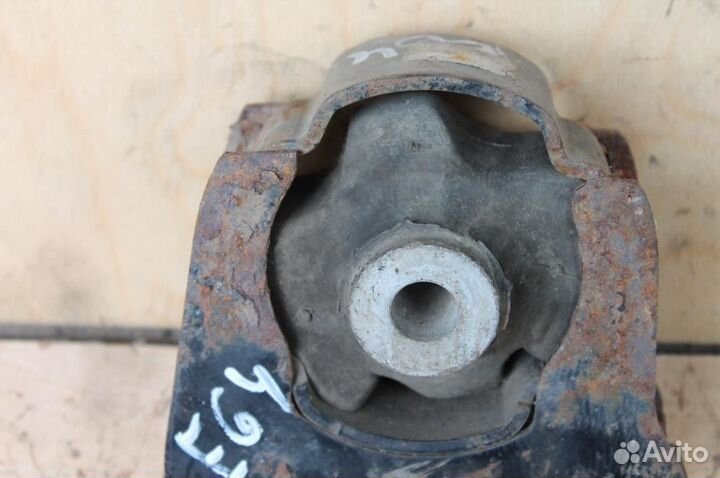 Опора двигателя передняя toyota corolla ZRE151