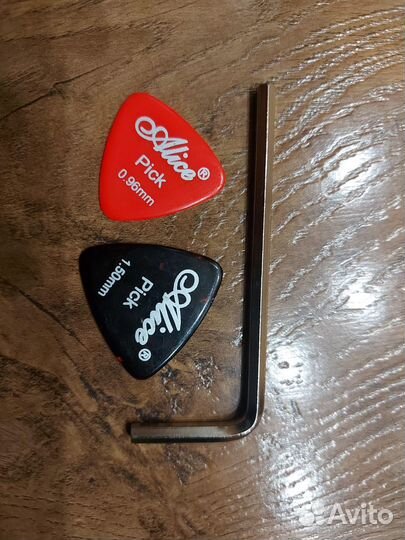 Гитара новая