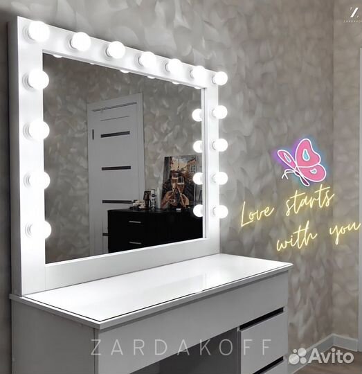 Туалетный столик с гримерным зеркалом с подсветкой