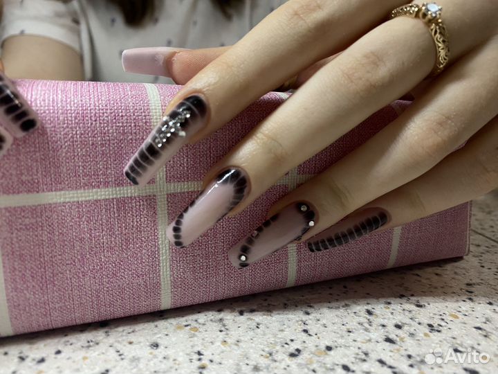 Мастер маникюра в студии