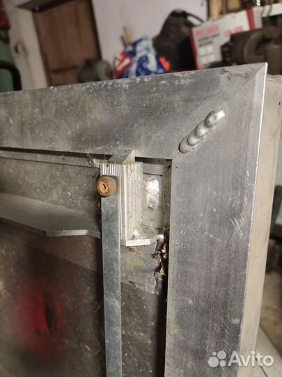 Люк в подвал напольный с амортизаторами