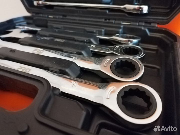 Набор ключей с трещеточным механизмом