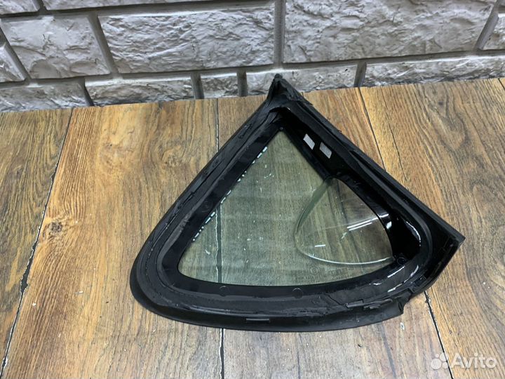 Seat Leon (1P1) Стекло кузовное глухое левое