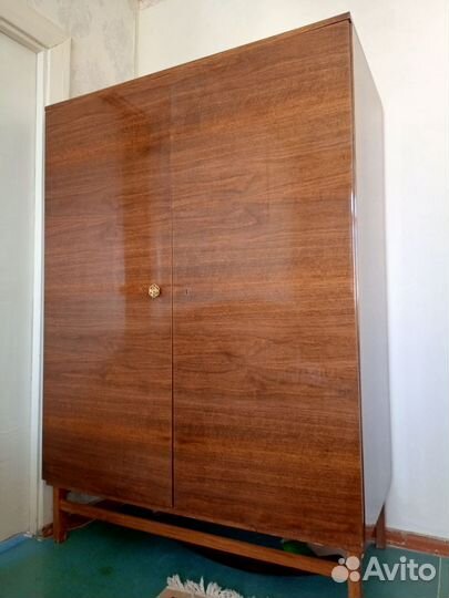 Шкаф двухстворчатый с полками и ящиками