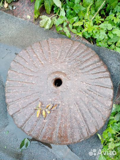 Каменные жернов старинный