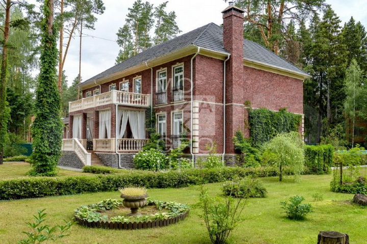 Коттедж 850 м² на участке 61 сот.