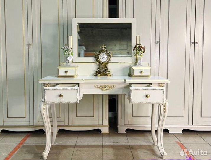 Туалетный столик с зеркалом