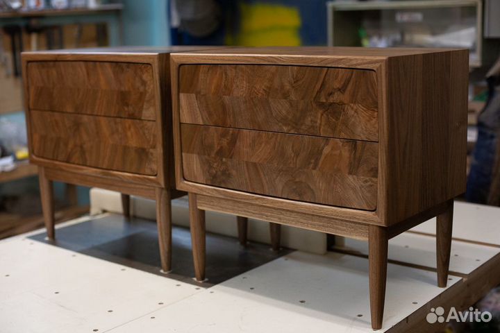 Тумба прикроватная из массива грецкого ореха