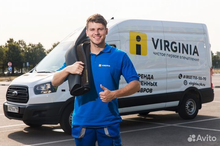 Водитель со своим микроавтобусом