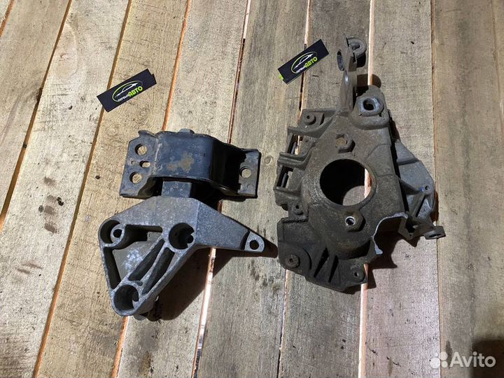 Крепеж двс Renault Symbol