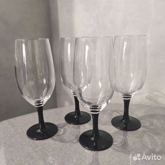 Новые бокалы для вина, креманки, салатницы
