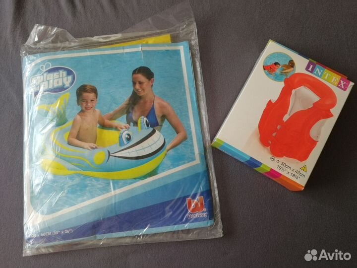 Детский жилет и лодка для плавания
