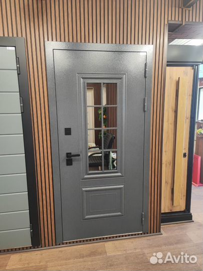 Дверь входная с терморазрывом и окном