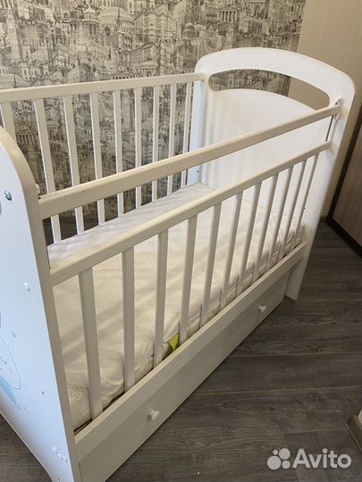 Детская кроватка с поперечным маятником
