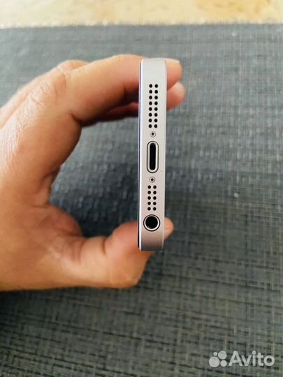 Телефон iPhone SE