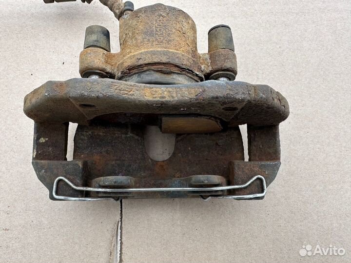 Суппорт передний левый Volvo s40