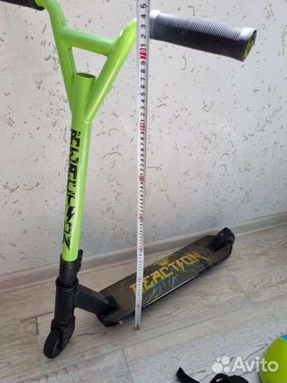 Трюковой самокат, шлем, защита 5-8 лет