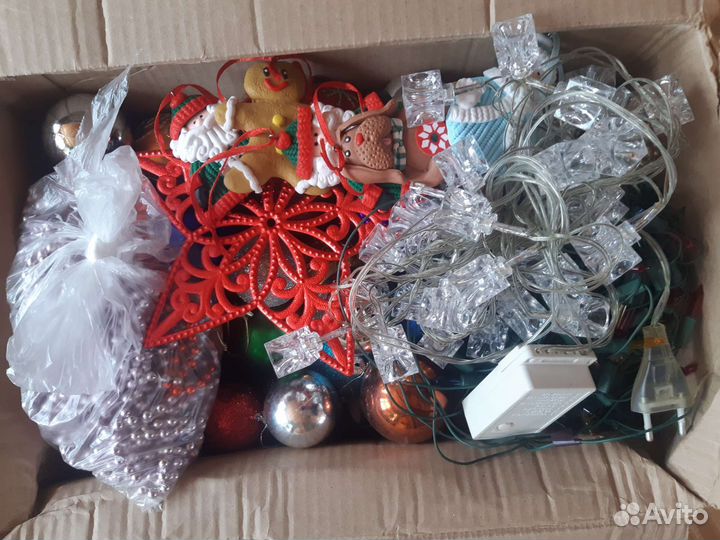 Елка искусственная и новогодние украшения