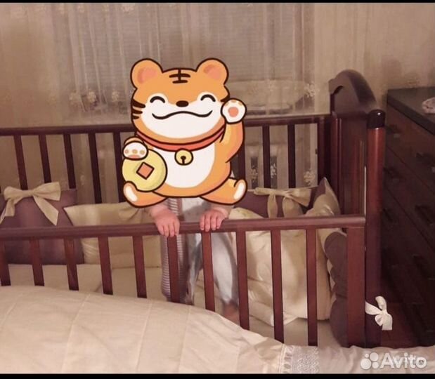 Детская кроватка с маятником и ящиком