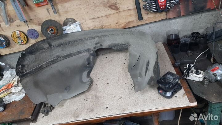 Передний правый подкрылок додж стратус