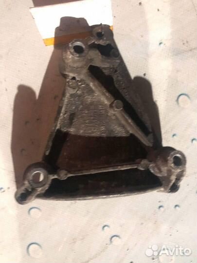 Кронштейн компрессора кондиционера 06E260835C