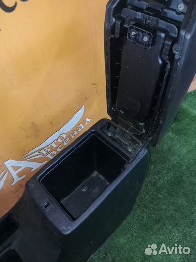 Подлокотник Mitsubishi Lancer 1.3