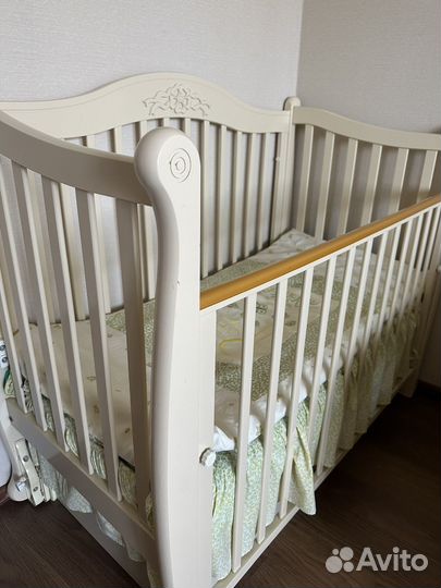 Детская кроватка с маятником и ящиком