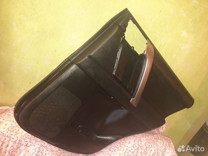 Обшивка двери правая задня Toyota Land Cruiser 150