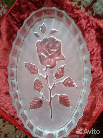 Хрустальные рюмки, блюдо, конфетница