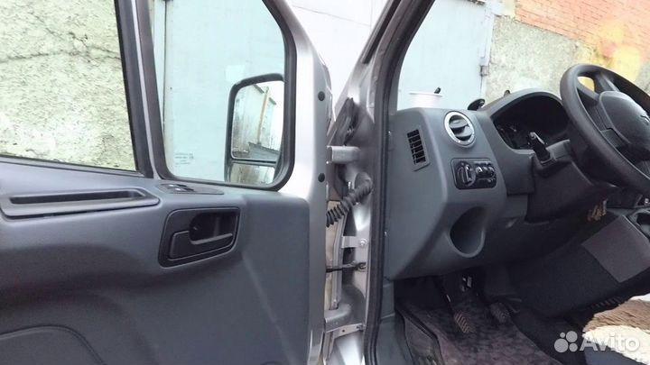 Водитель на своем грузовом автомобиле